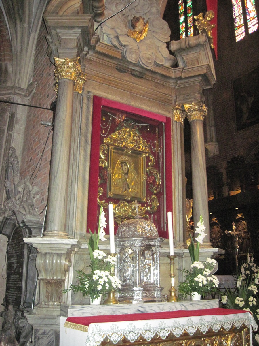 37-Breslavia-Un altare all'interno della cattedrale con l'icona della Madonna